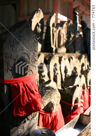 四國佛教寺廟的石菩薩 774765