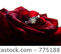玫瑰和訂婚戒指 775188