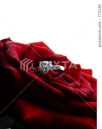 玫瑰和訂婚戒指 775190