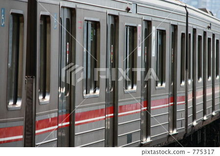 osaka municipal subway, midosuji line, side view 775317