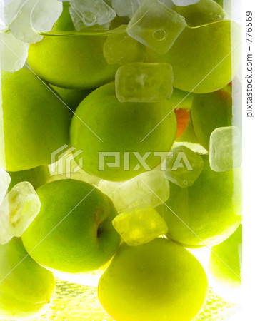 Making plum wine 776569