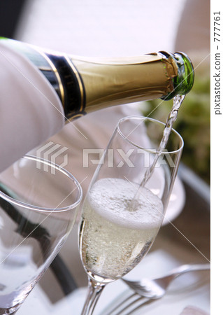 Frothy champagne 777761