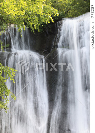 山的瀑布 778287