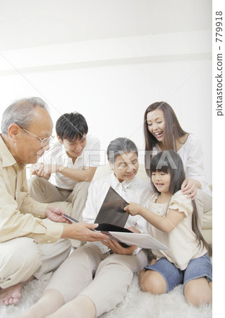 little child, daughter, senior 779918