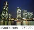 The light of the streets reflected on the surface of the water 780900