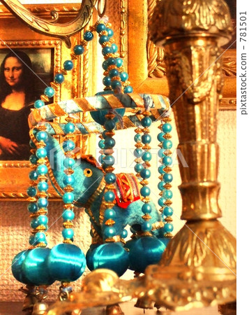 To the blue elephant, Mona Lisa is also pure blue ★ 781501