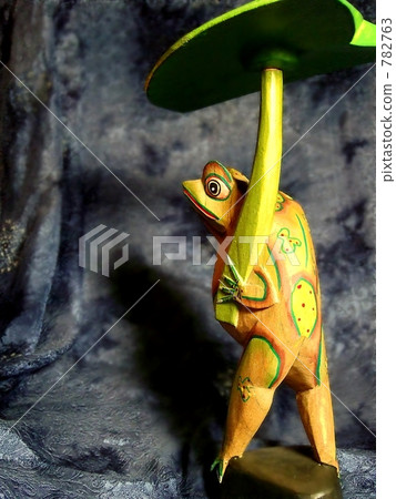 With an umbrella of leaves with one hand. . . Frog watcher 782763