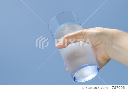 Women's hands and skies with drinks (water) Women's hands and skies with drinks (water) 787006