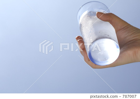 Women's hands and skies with drinks (water) Women's hands and skies with drinks (water) 787007