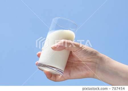 Women's hands and skies with drinks (milk) 787454