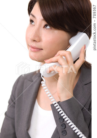 女商人談話在電話 女商人談話在電話 789367