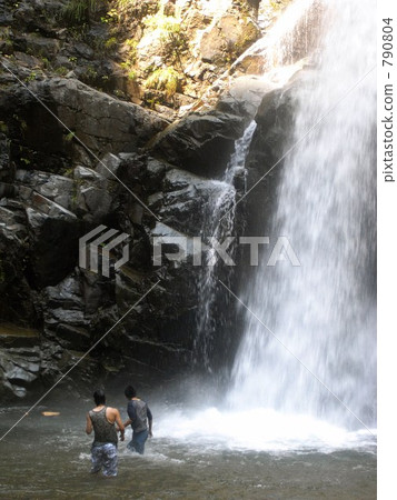 Bathing in the waterfall 790804