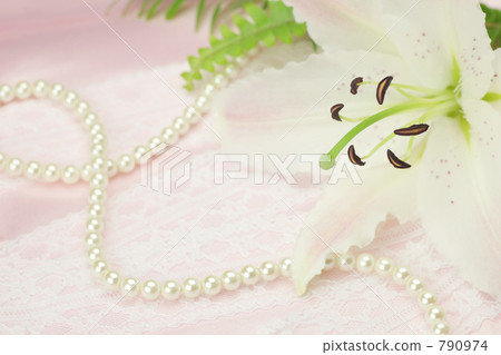 Lily and Pearl 790974