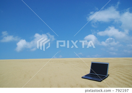 using laptop, tottori sand dunes, wind-wrought pattern on the sands 792197