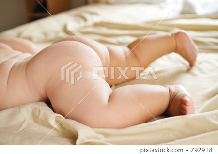 Baby's buttocks 792918