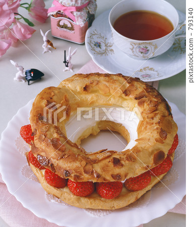 Strawberry cream puff 793140