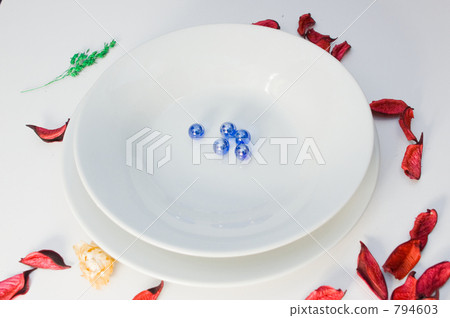 Dishes and glass beads 794603