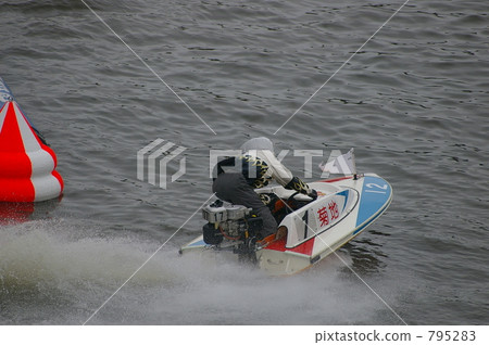 speedboat race, sheet of spray 795283