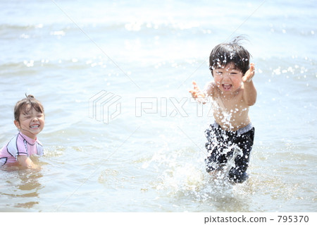 Young brothers who sprinkle with water 795370
