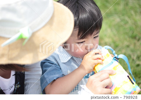 Child drinking juice 798928