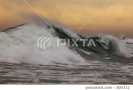 Vermillion sky and wave 800312