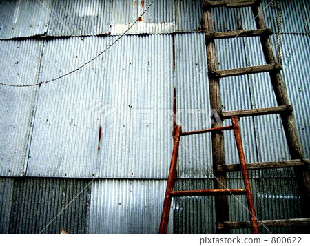 A ladder hung on a barn 800622