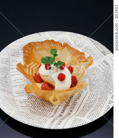 Vanilla Ice Cream with Raspberry 801691