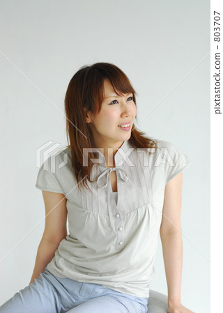 一個女人望著 803707