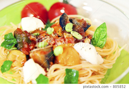 Cold pasta with summer vegetables and mozzarella cheese 805852