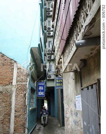 Gap between Hanoi's buildings 806782