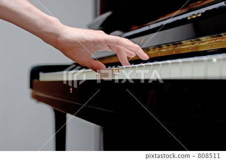 Piano and hands 808511