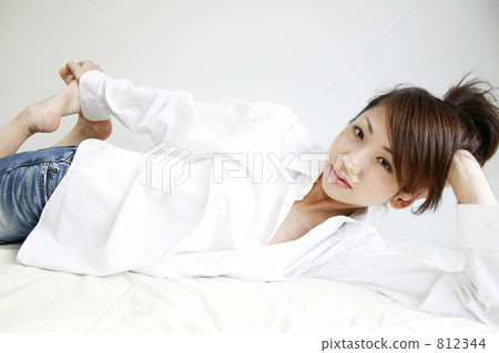 sprawl, lie sprawled, female 812344