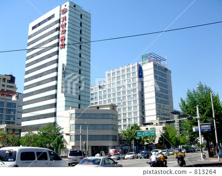 Company bus near Subway Azuka station Company bus near Subway Azuka station 813264