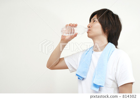 男人喝水 814302