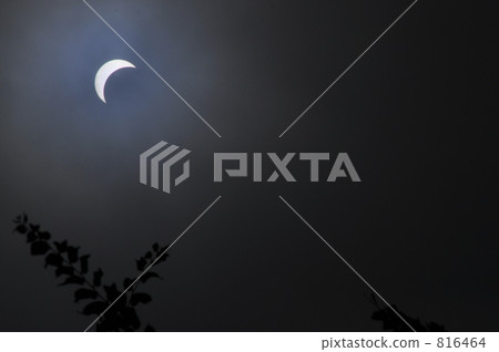 在2009年7月22日的日全食日當天在東京看到的雲部分9日食 816464