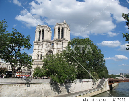 The Notre Dame and the Seine 817031