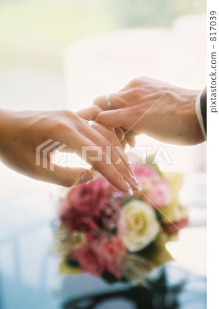 pledge by linking each other's little fingers, pinky swear, hand 817039