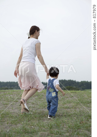 父母和孩子手拉手走4 817979