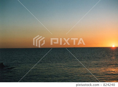 The sun going down and the sea 824240