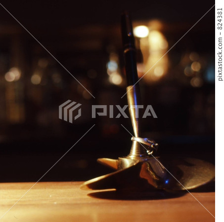 Screw type pen holder 824381