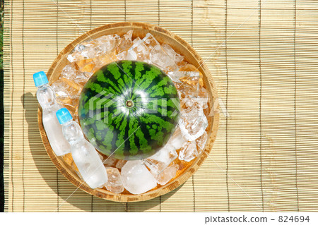 西瓜和ramune用冰冷卻到Tarai 824694