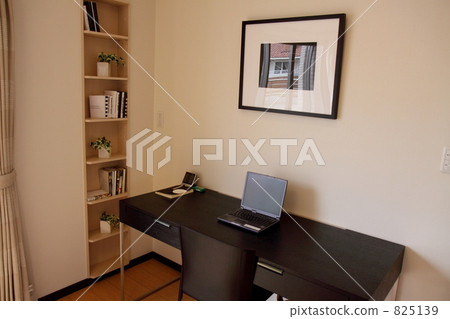 配備筆記本電腦的書房 配備筆記本電腦的書房 825139
