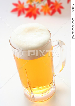 生啤酒和秋天的落葉 828057