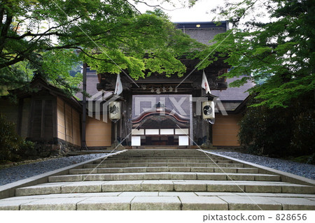在Koyasan的Kimugami-ji寺廟山門 在Koyasan的Kimugami-ji寺廟山門 828656