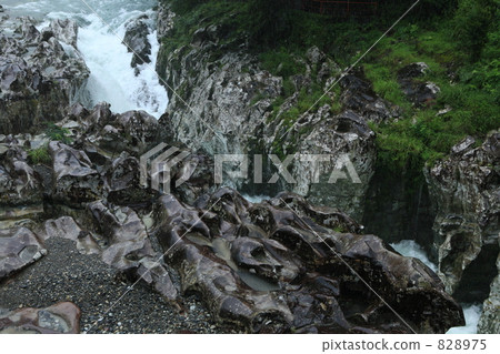 Worship of Kozadogawa Falls Worship of Kozadogawa Falls 828975