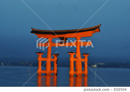 日本Sankei嚴島神社Otorii 日本Sankei嚴島神社Otorii 830504