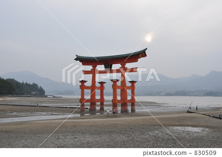 日本Sankei嚴島神社Otorii 日本Sankei嚴島神社Otorii 830509