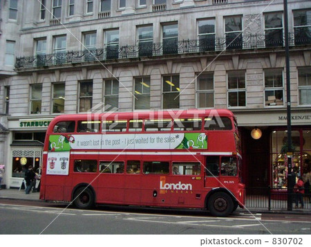 在倫敦的雙層汽車 830702