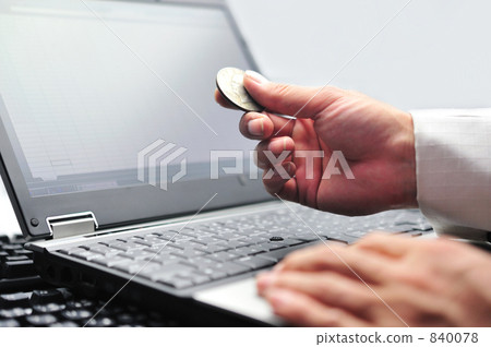 護身符1美元硬幣和筆記本電腦 840078