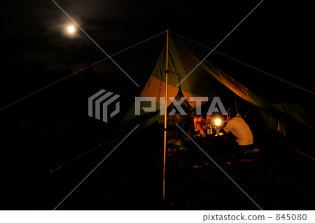 在篷布下的月光之夜 845080